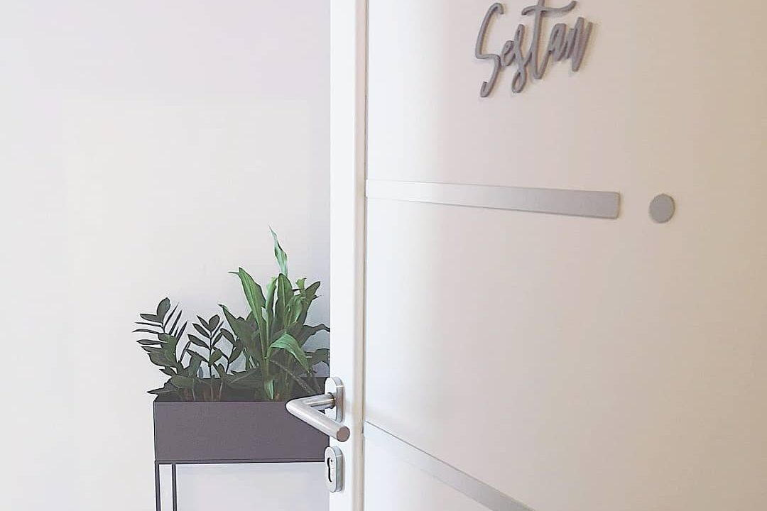 Kreativne pločice za vrata s prezimenom za moderno uređenje