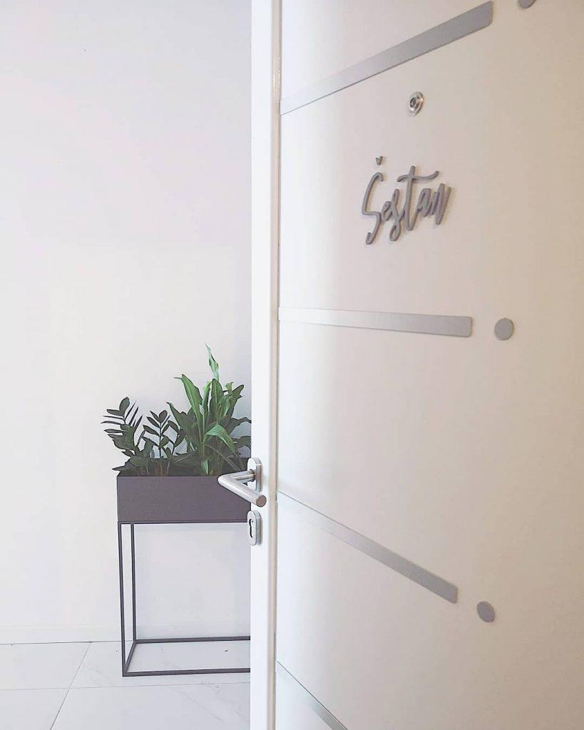 Zlatni natpis za vrata od pleksiglasa. 