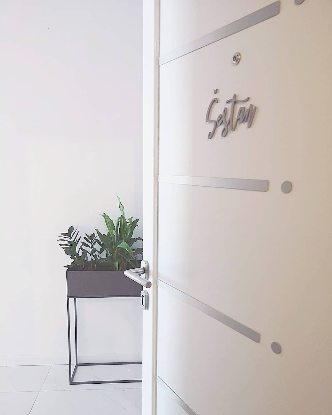 Kreativne pločice za vrata s prezimenom za moderno uređenje