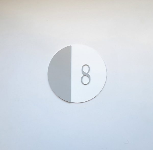 KUĆNI BROJ OD PLEKSIGLASA