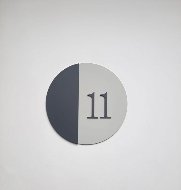 KUĆNI BROJ OD PLEKSIGLASA