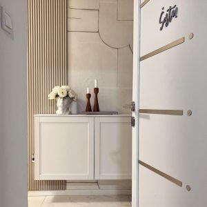 Personalizirani natpis od pleksiglasa s prezimenom na vratima – moderan i elegantan detalj za dom.