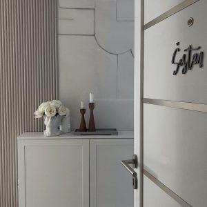 Personalizirani natpis od pleksiglasa s prezimenom na vratima – moderan i elegantan detalj za dom.