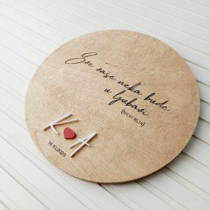 Drveni krug s citatom