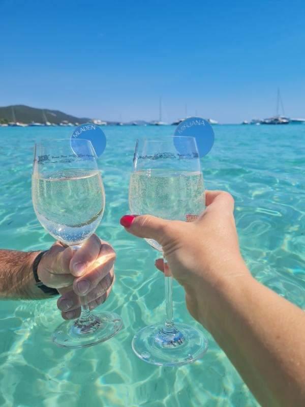 OZNAKE ZA ČAŠE OD PLEKSIGLASA