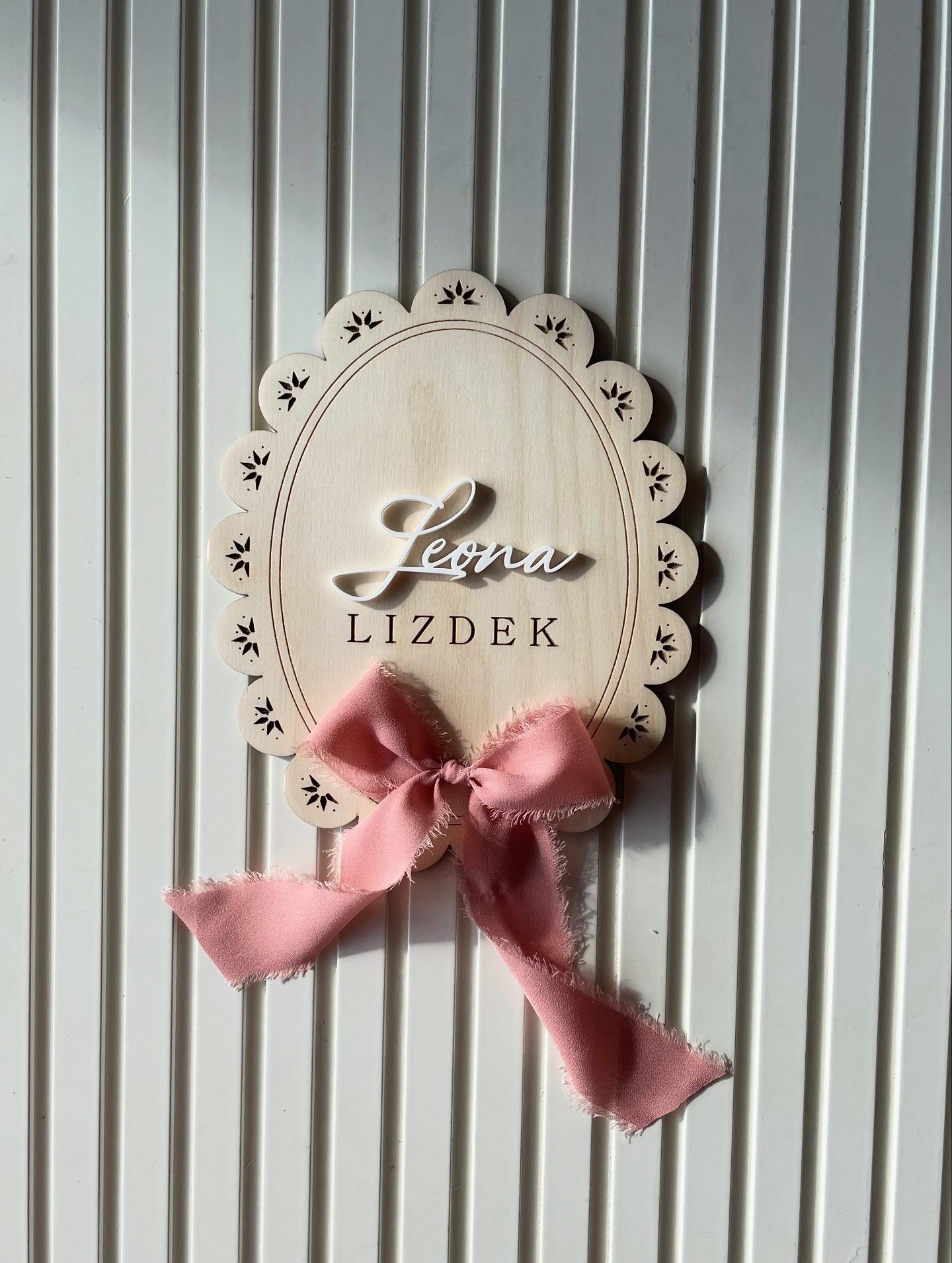 VINTAGE LACE™ - Drveni okvir sa imenom djeteta i mašnicom