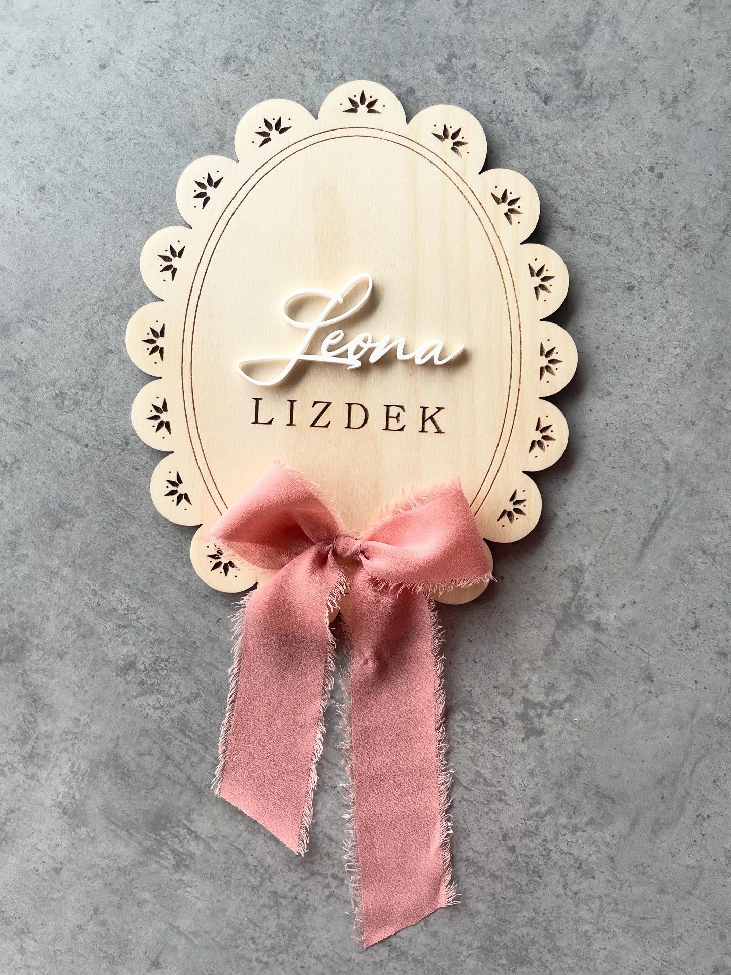 VINTAGE LACE™ - Drveni okvir sa imenom djeteta i mašnicom