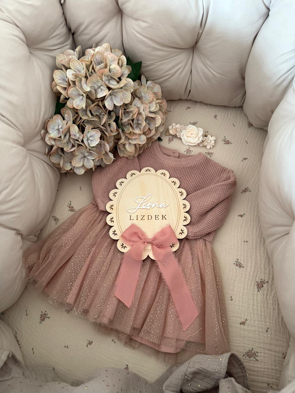 VINTAGE LACE™ - Drveni okvir sa imenom djeteta i mašnicom